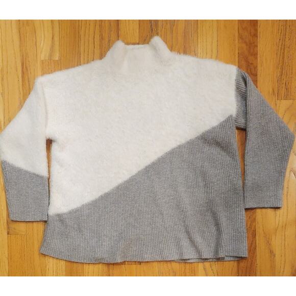 Vince Camuto Tops - Vince Camuto Womens White Gray Asymmetric Sweater Blouse Long Sleeve size Large